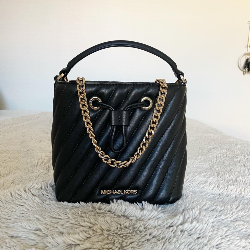 ⚡️SOLD⚡️Michael Kors Suri Bucket Bag